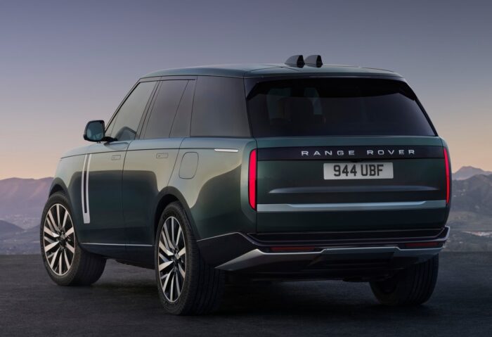 Odhalili historicky prvý Range Rover na elektrinu. Má absurdne vysoký výkon a dvojitú batériu