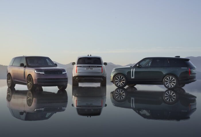 Odhalili historicky prvý Range Rover na elektrinu. Má absurdne vysoký výkon a dvojitú batériu