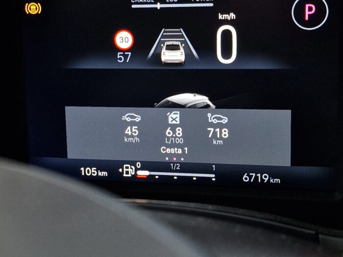 E.Stríž. Záber prístrojového panela s priemernou spotrebou 6,8 l/100 km za posledných 718 km