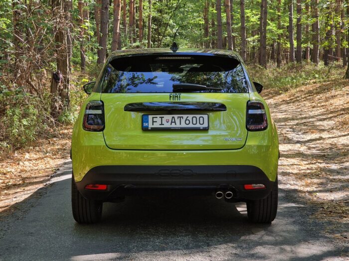 E.Stríž. Fiat 600 Sport má vzadu dve koncovky výfuku. V elektrickej verzii celkom chýbajú