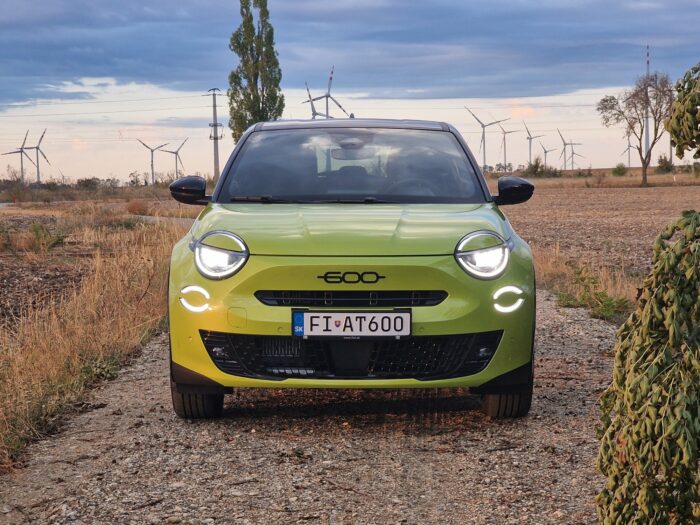 E.Stríž. Fiat 600 Sport má šírku bez zrkadiel 1 781 mm, s nimi 1 981 mm