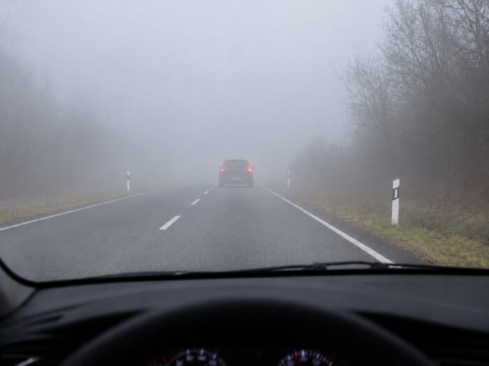 Autobazar.EU | AI vizualizácia - zapnuté obrysové svetlá počas hmly
