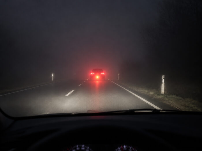 Autobazar.EU | AI vizualizácia - oslňovanie zadným hmlovým svetlom môže byť veľmi nepríjemné aj nebezpečné