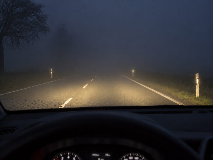 Autobazar.EU | AI vizualizácia - používanie hmloviek počas hmly