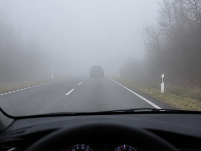 Autobazar.EU | AI vizualizácia - používanie denného svietenia počas hmly
